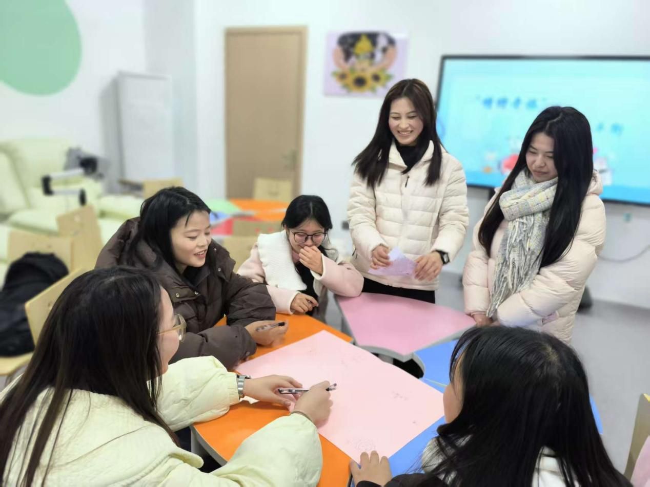 一群人在看电脑AI 生成的内容可能不正确。