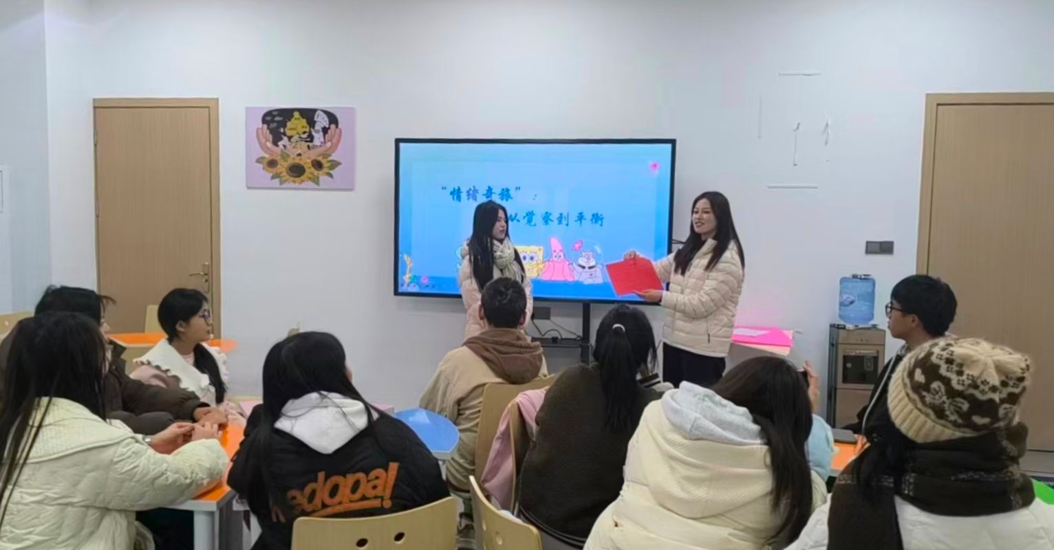 一群人在看电脑AI 生成的内容可能不正确。